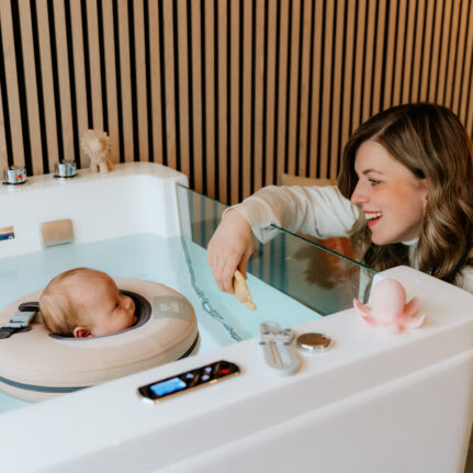 Baby ontspant door floaten in baby spa De Babybubbel in Panningen