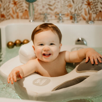 Baby ontspant door floaten in baby spa De Babybubbel in Panningen