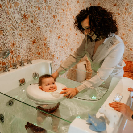 Baby floaten in Baby spa Baby en Bubbel in Panningen