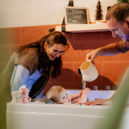 Baby floaten in Baby spa Baby en Bubbel in Panningen