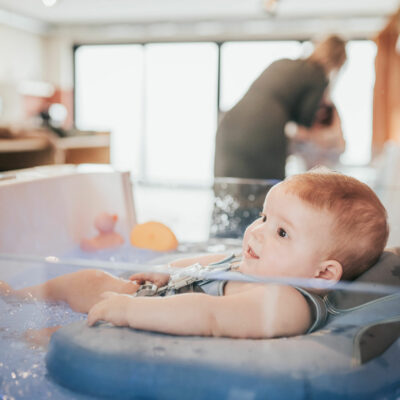 Baby floaten in Baby spa Baby en Bubbel in Panningen